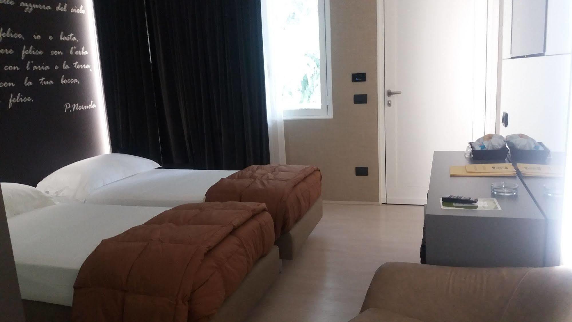 Motel Rona Caponago Buitenkant foto